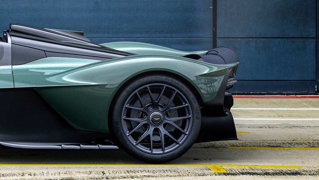 Une Aston Martin Valkyrie avec une carosserie 100% fibre de carbone